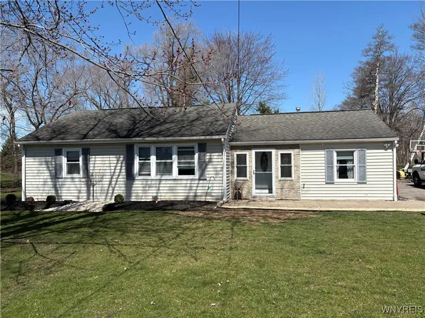 3899 Mapleton Rd, North Tonawanda, NY 14120