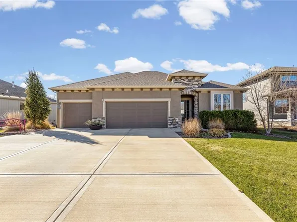 16576 S Summertree Ln, Olathe, KS 66062