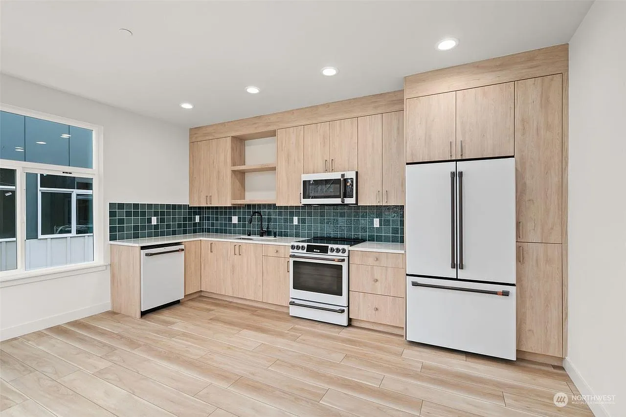 1211 NE 97th St — Photo 3
