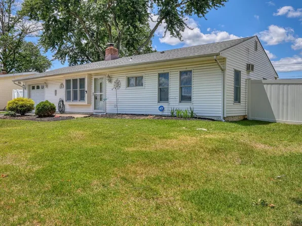45 Crimson King Ln, Levittown, PA 19055