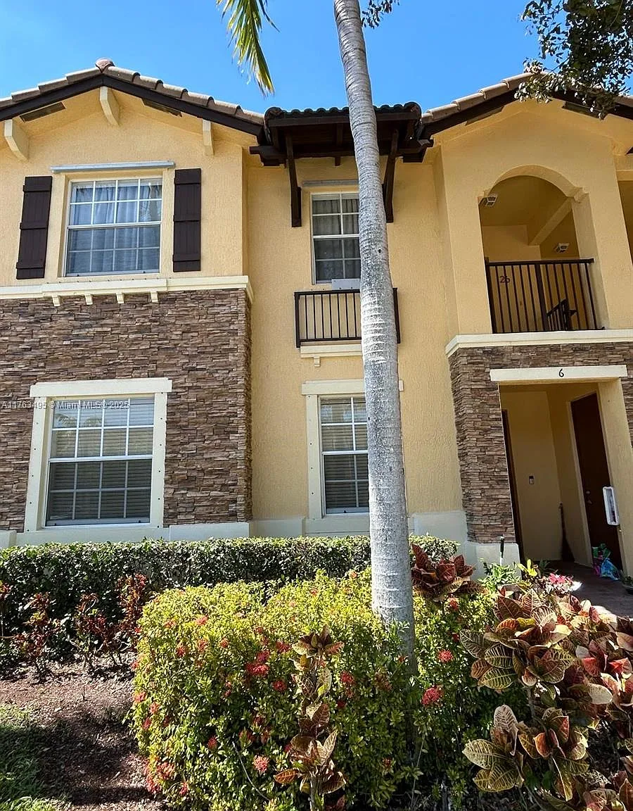 3 bed, 1150 sqft, $2,400 — Photo 1