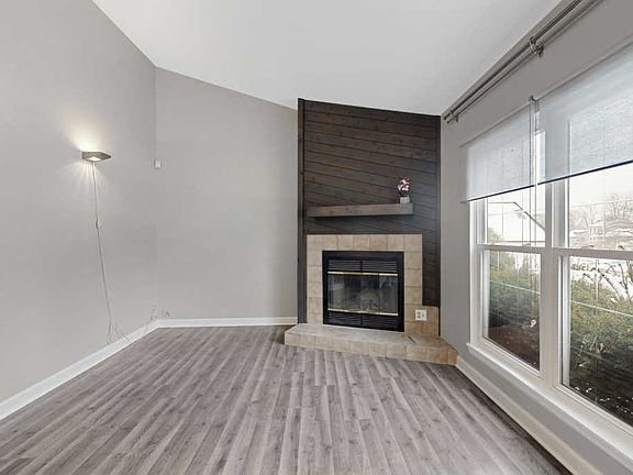 5th image of 410 E Shagbark Ln