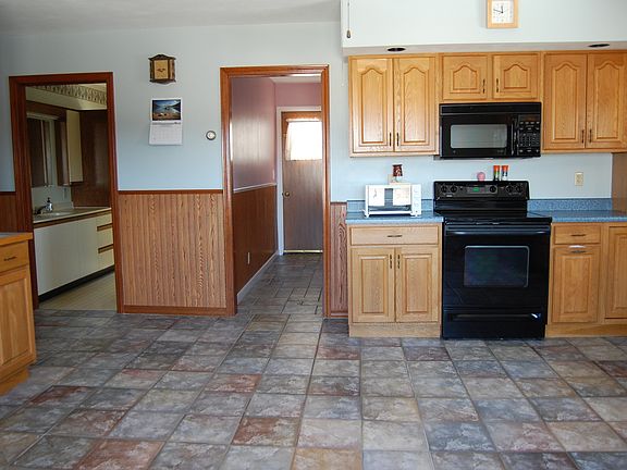 Spacious kitchen w/storage