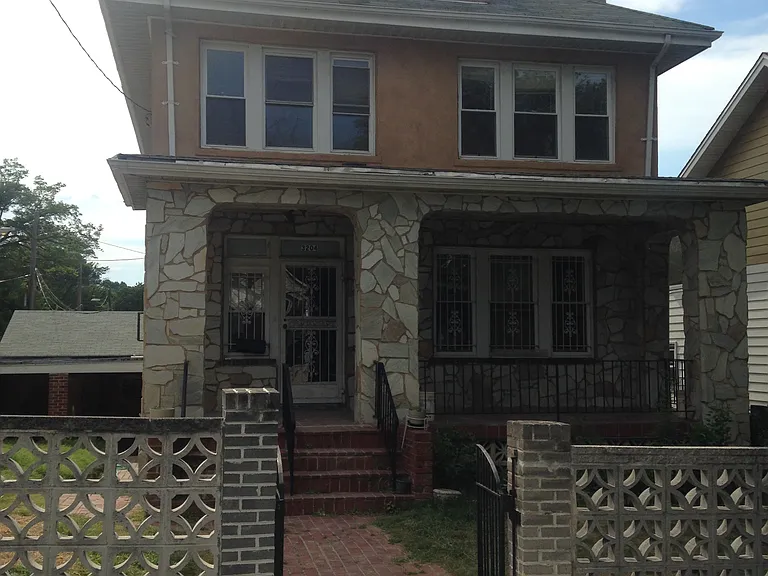 3204 22nd St NE — Photo 2