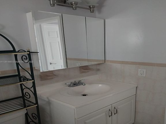 4th image of 277 Northwest Blvd #277