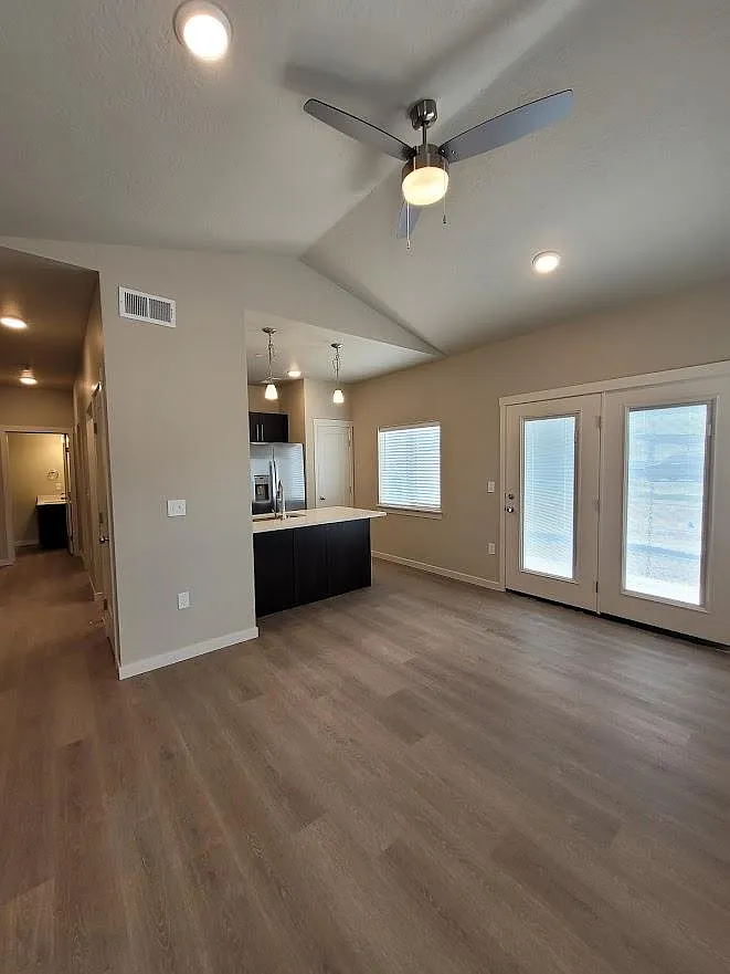 2 bed, 976 sqft, $1,525 — Photo 2