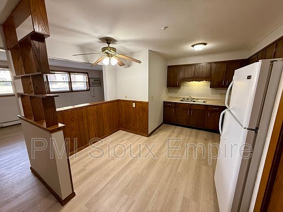 3rd image of 905 W 18th St #103