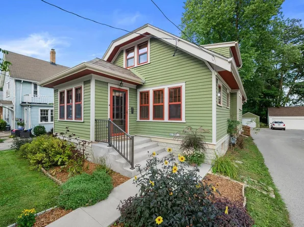 W57N512 Hilbert AVENUE, Cedarburg, WI 53012