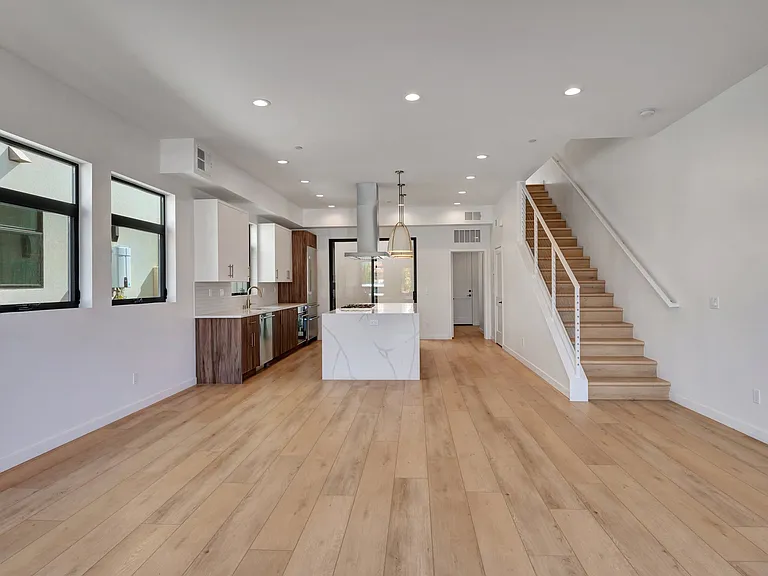 109 Daisy Ave #4 — Photo 31