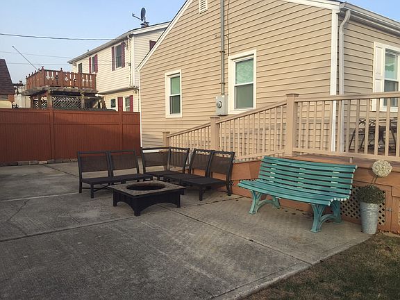 Space between garage and hou