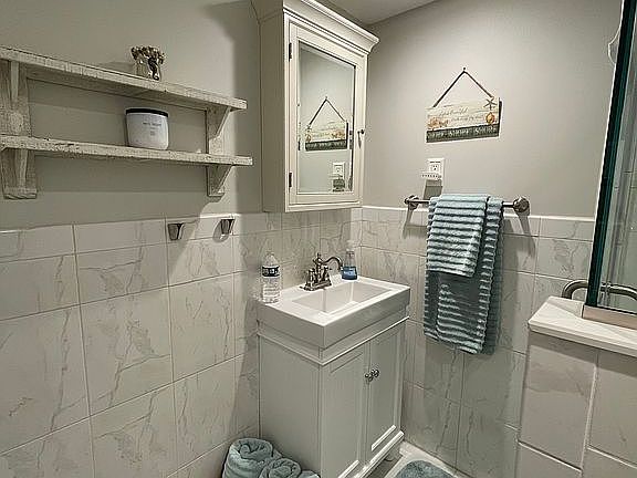 2nd image of 22 35th St APT 6