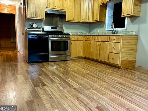 3rd image of 219 Anderson Ln