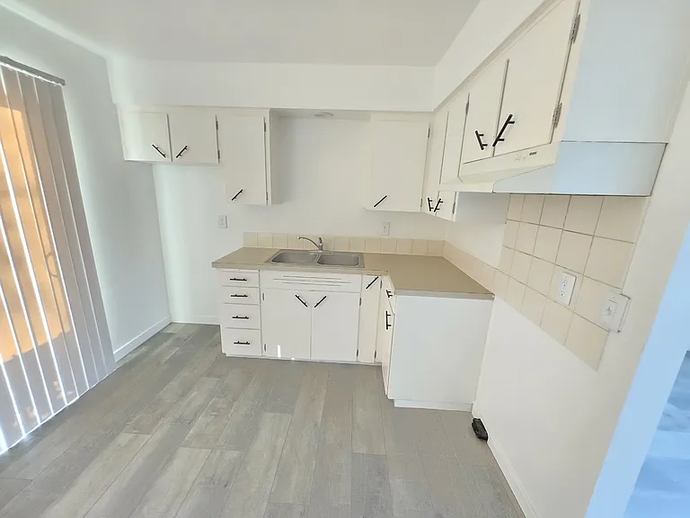 2815 E 6th St #1A — Photo 11