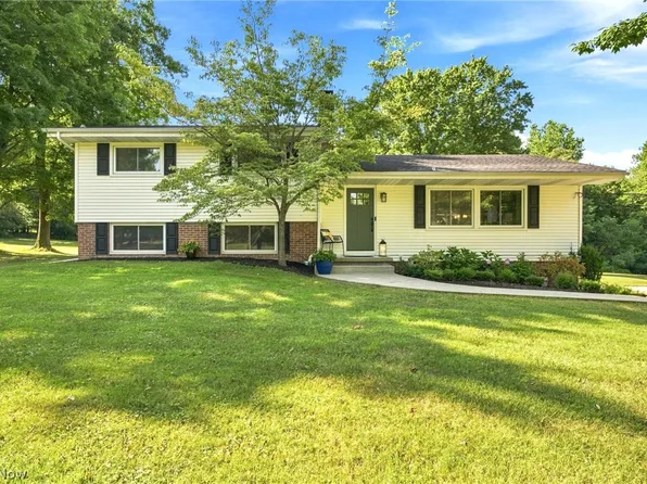 18082 Kenston Lake Dr, Chagrin Falls, OH 44023