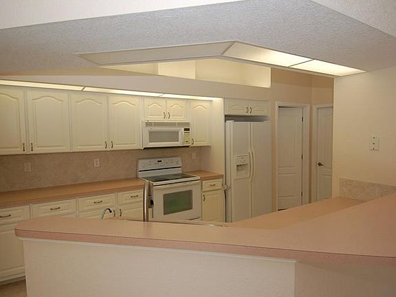 4th image of 17443 Norseman Ave