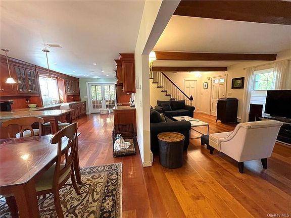4th image of 2361 Maple Ave