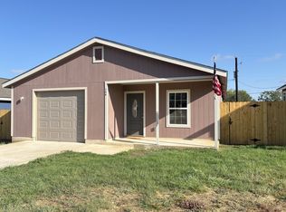 706 E 5th St, Nixon, TX 78140