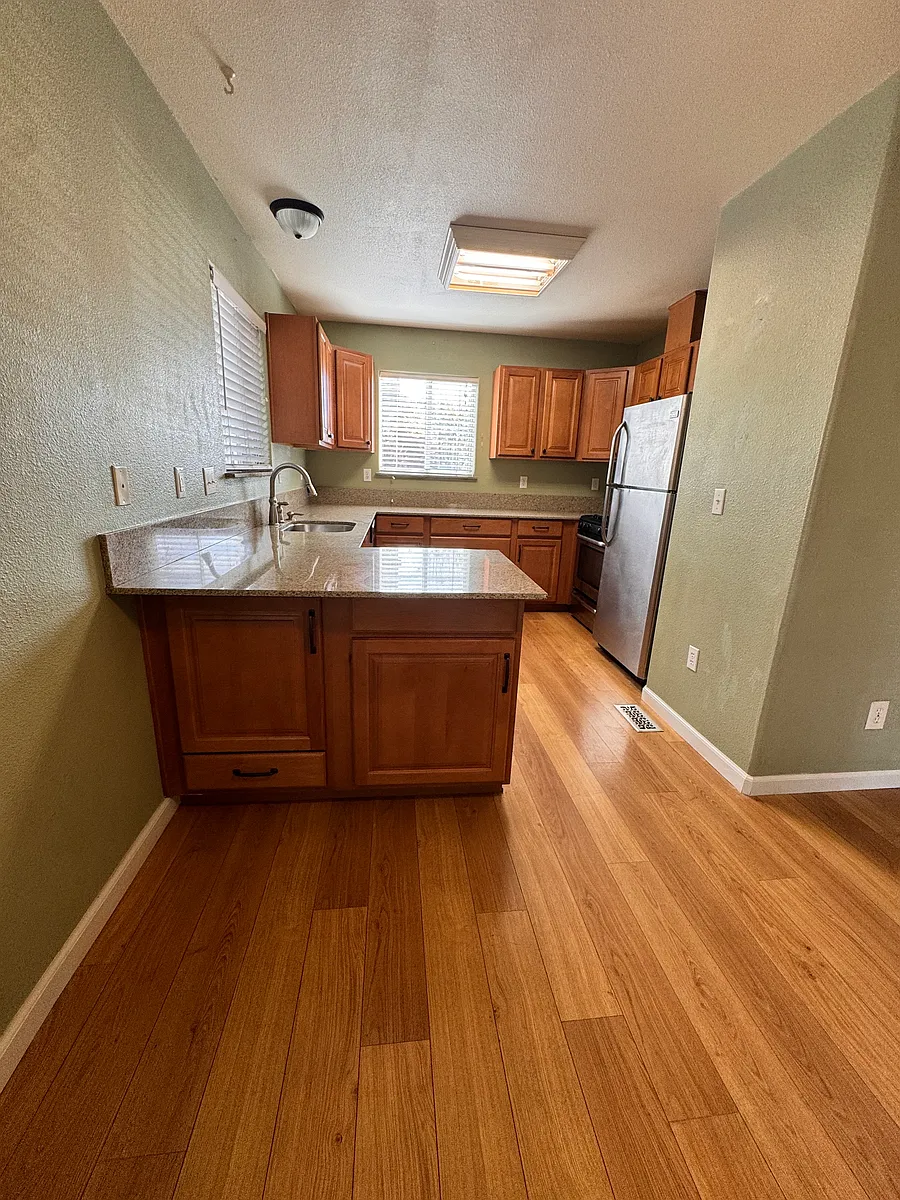 Gas stove, dishwasher in kitchen - 279 Anteeo Way