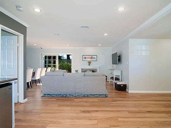 4th image of 2821 Lange Ave