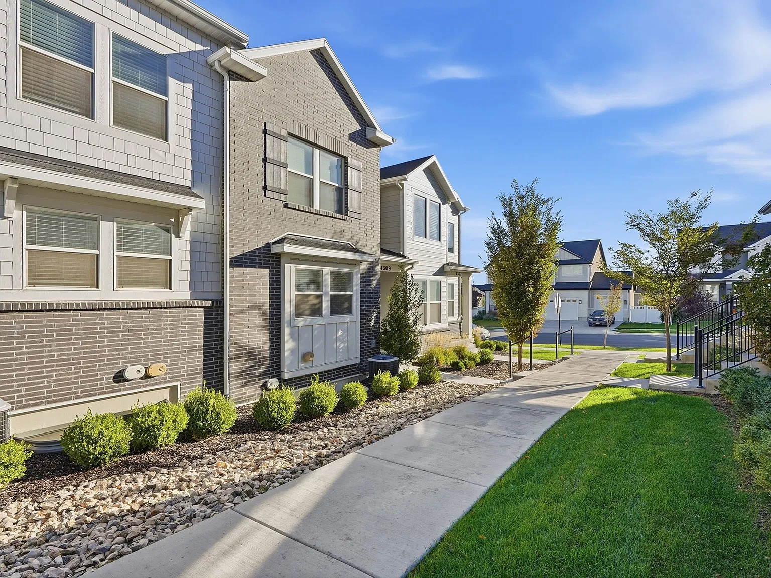 Herriman Townhome: 3 Bed, 2-Car Garage, Pool and Clubhouse — Photo 2