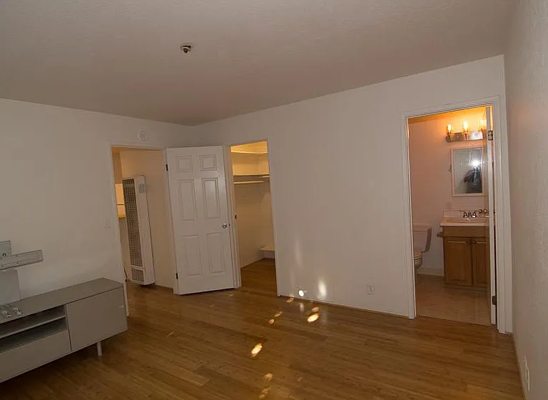 1215 Cacique St #D — Photo 9