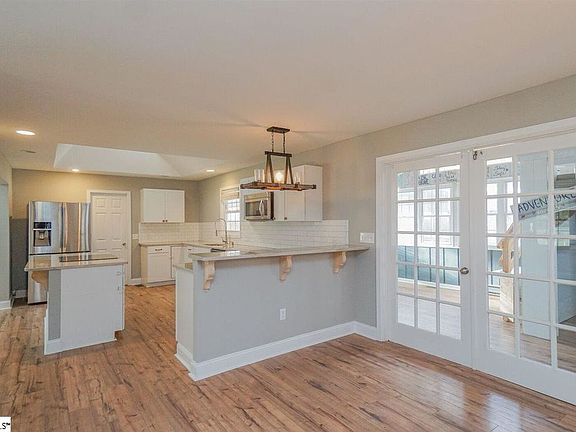 4th image of 104 Henderson Dr