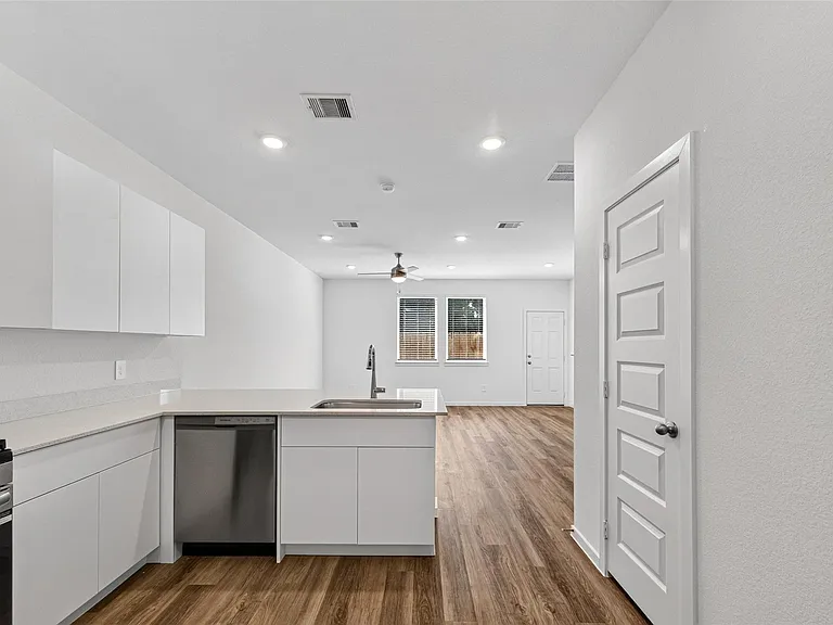 5927 Manning Oaks St — Photo 4