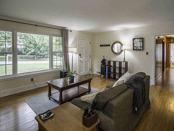 4th image of 140 Eastwood Cir