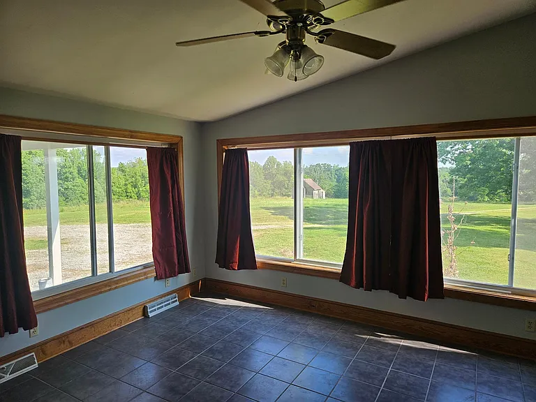22864 Prince Edward Hwy — Photo 10