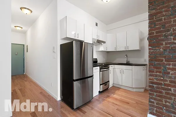Rented by Mdrn Residential | media 10