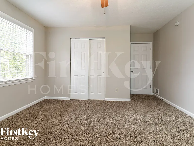 2324 Sussex Ct — Photo 8