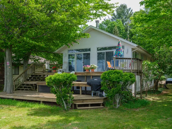 1192 Cherry Dr, South Haven, MI 49090