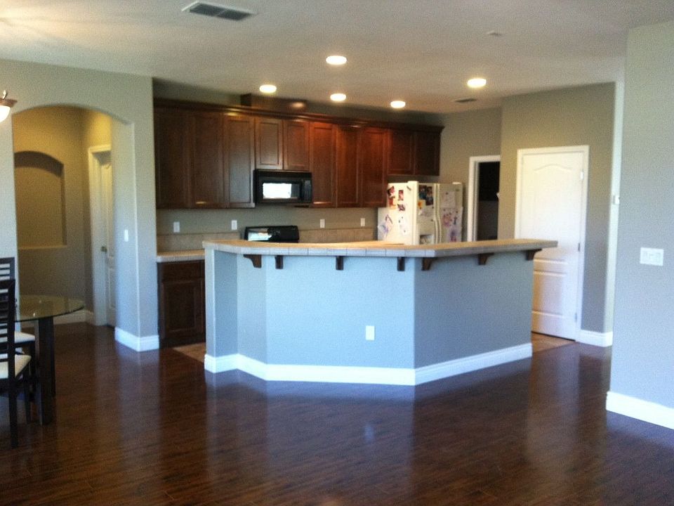 1st image of 465 Elmwood Ct