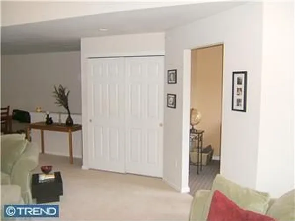 112 Dresher Woods Dr, Dresher, PA 19025