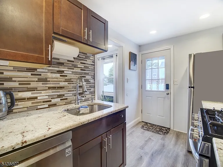 605 Crescent Dr — Photo 10