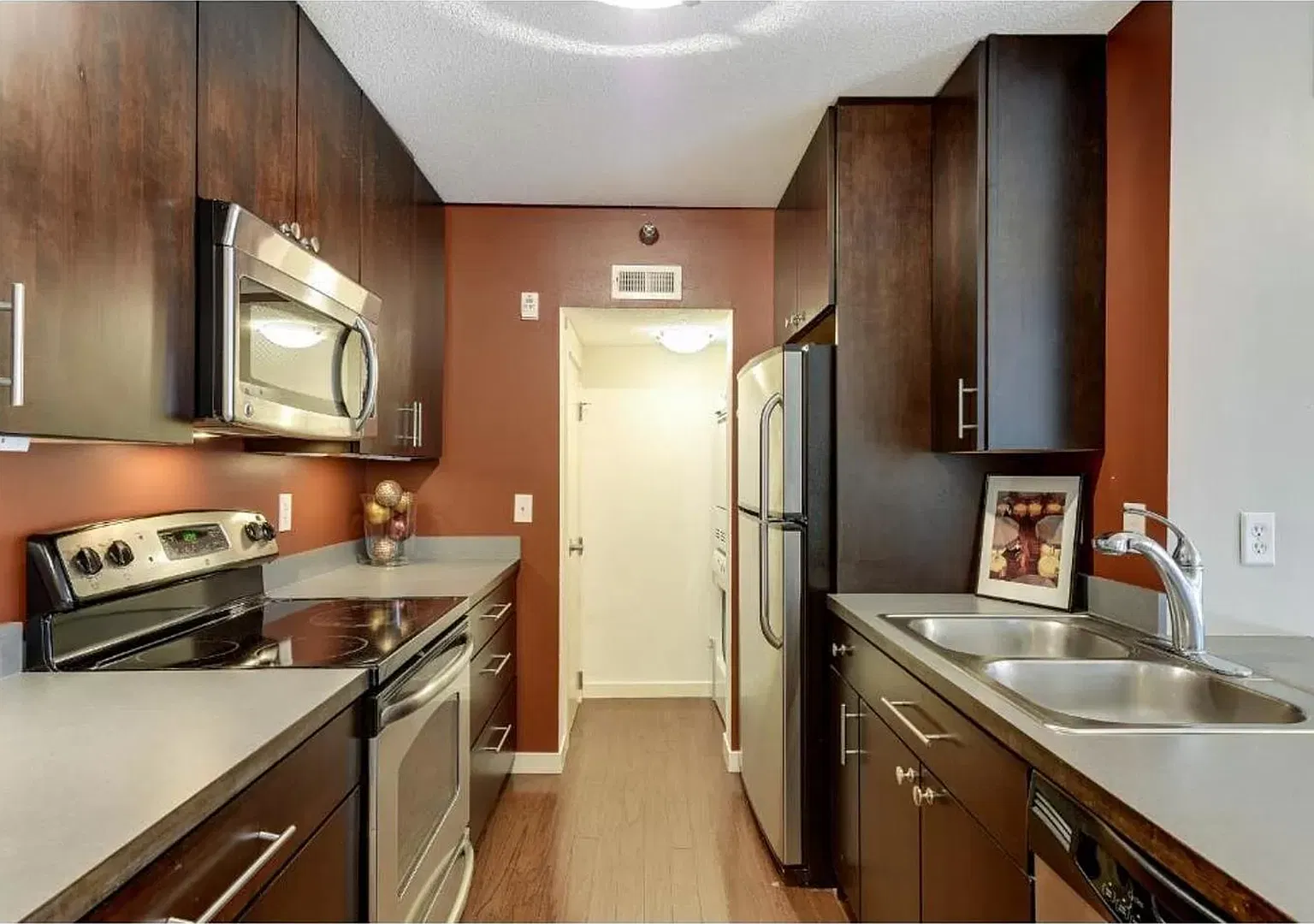 Lowry Hill 1BR w/ Skyline Views + Heated Garage | 745 SF — Photo 4