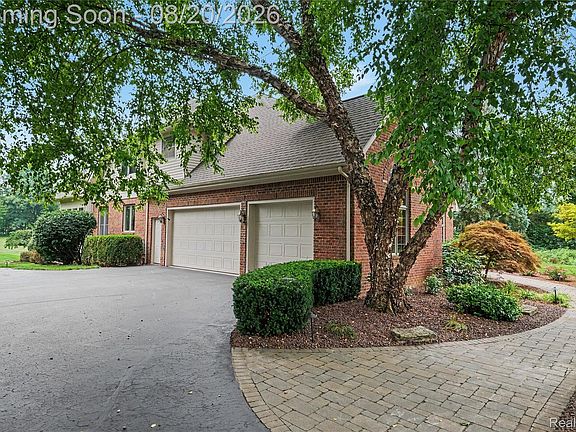 3rd image of 4678 Edinburgh Dr