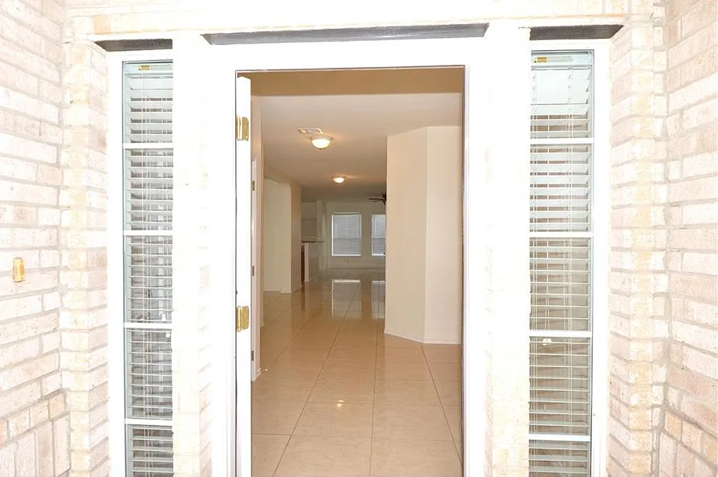 4 bed, 2.5 bath, 2305 sqft, $2,300 — Photo 4