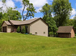 9568 Bloom Hill Dr, Holly, MI 48442