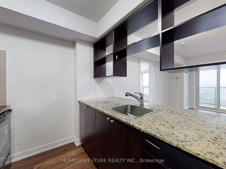 181 Village Green Sq #821 — Photo 7