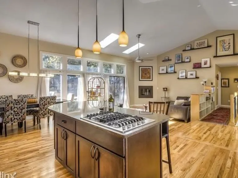1320 Oak Ct — Photo 5