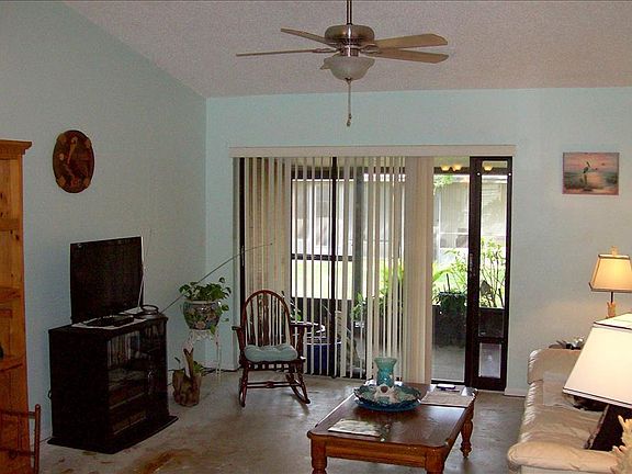 3rd image of 2821 King Oak Cir