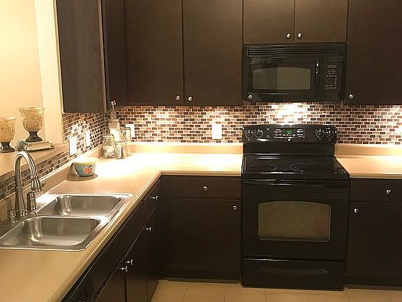 Kitchen w/ glass backsplash