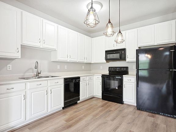 3rd image of 4938 Heritage Heights Cir