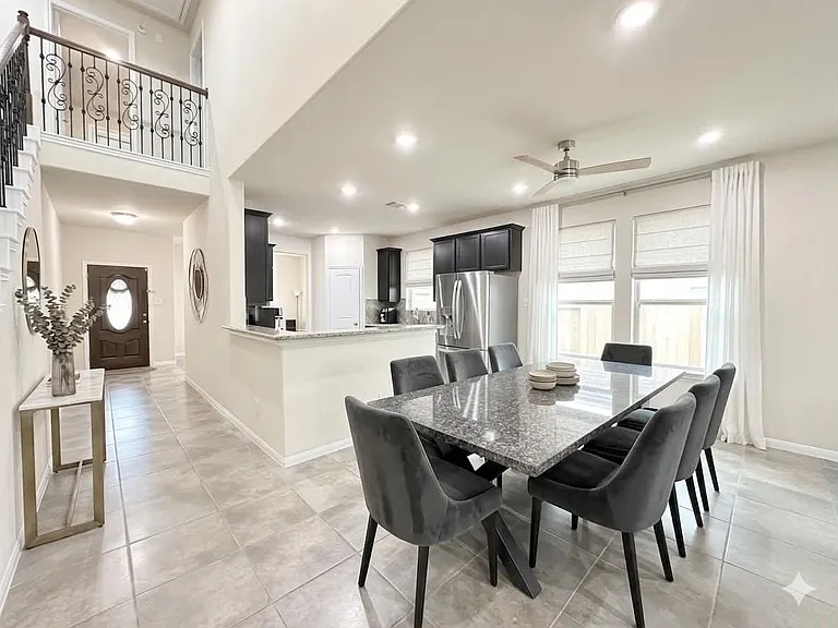 1247 S Maple Dr — Photo 5