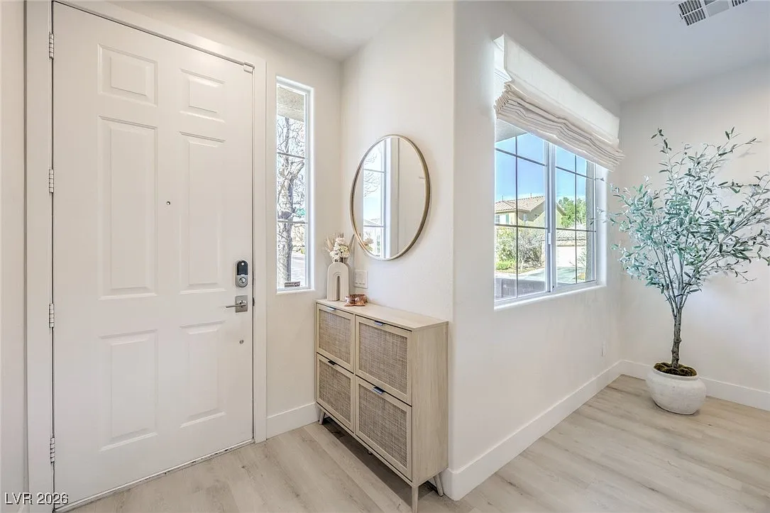 4 bed, 3.0 bath, 2450 sqft, $4,400 — Photo 2