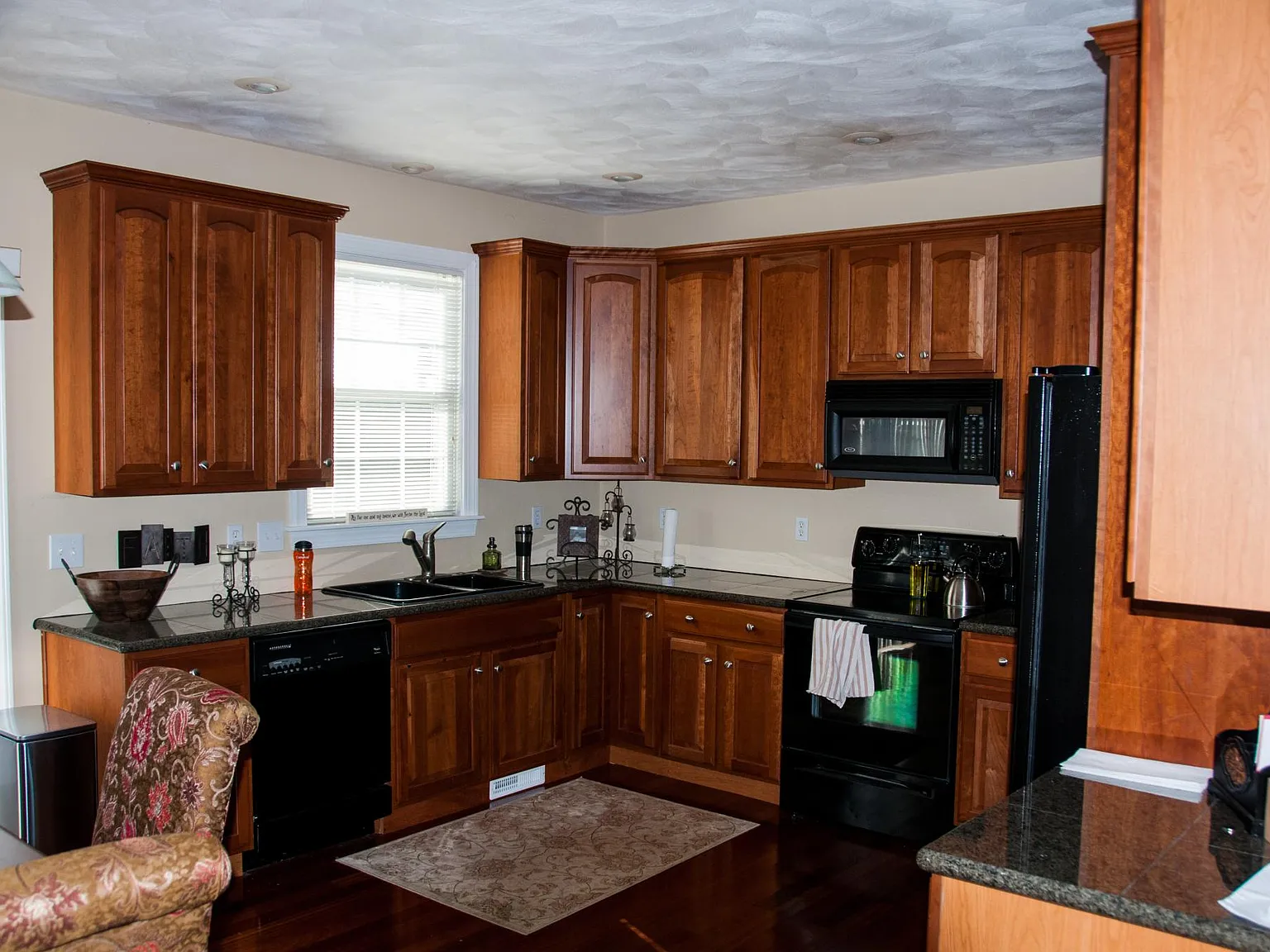 3 bed, 2.5 bath, 3000 sqft, $1,950 — Photo 3
