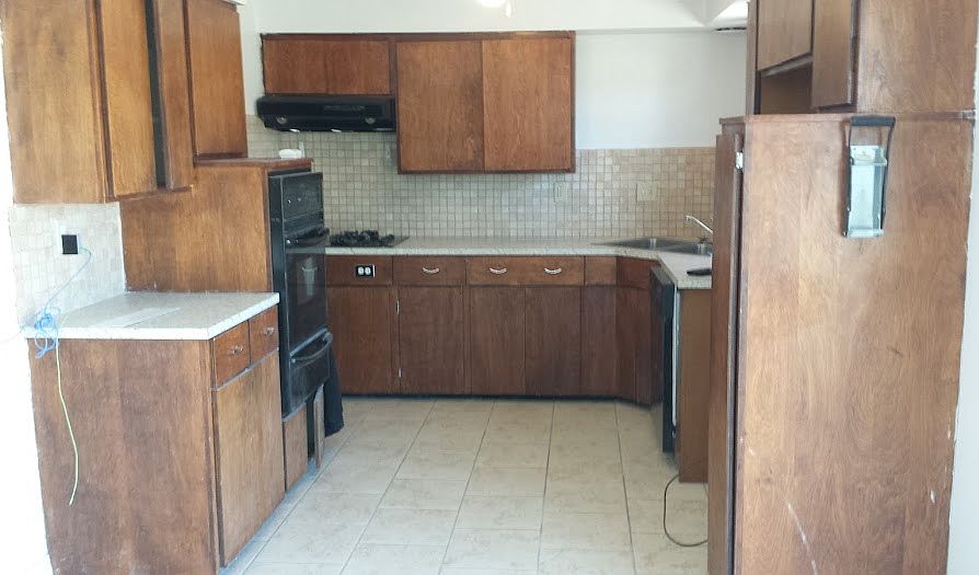 Kitchen, gas stovetop, gas built in oven and broiler, dishwasher