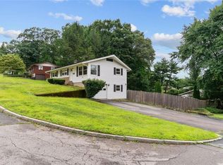 11 Blue Stone Dr, Woonsocket, RI 02895