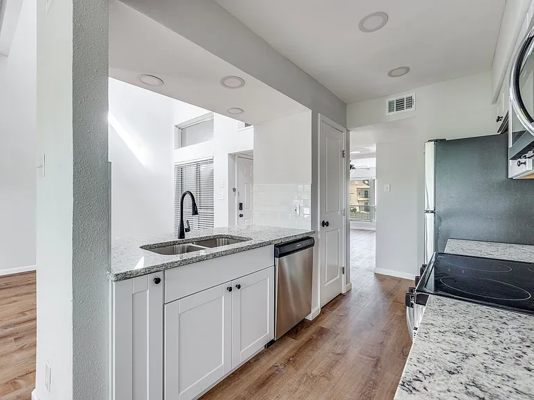 Creekside Condominumums — Photo 9